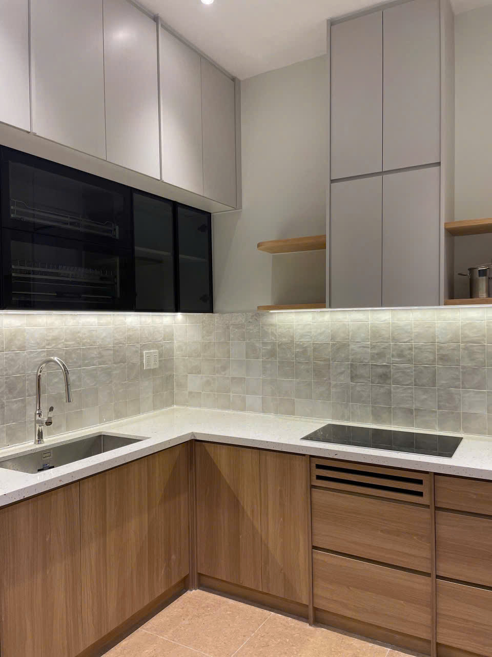 Không gian sống tiện nghi và hiện đại với mẫu tủ bếp gỗ đẹp