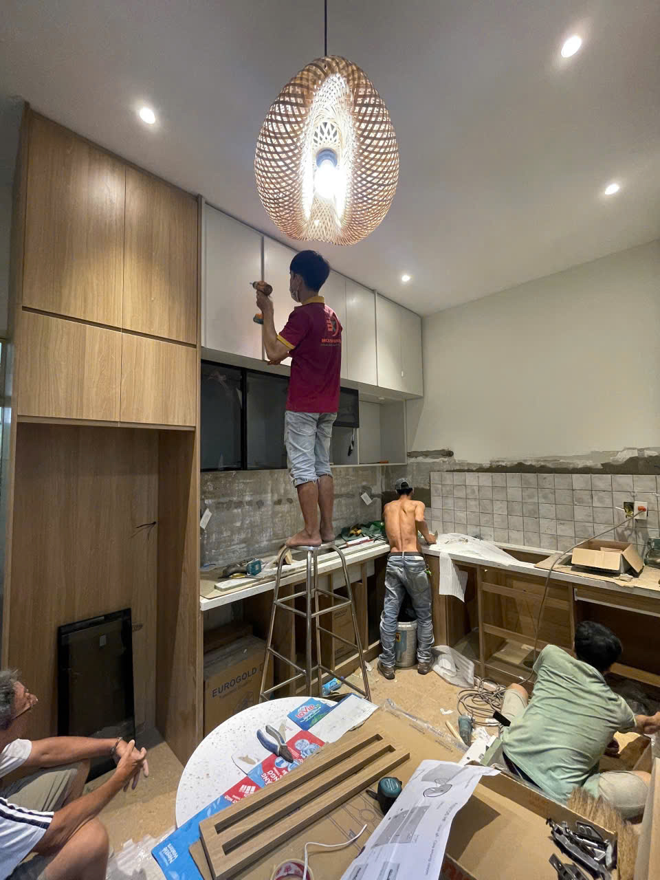 Mẫu tủ bếp gỗ đẹp thiết kế hiện đại cho căn hộ nhỏ