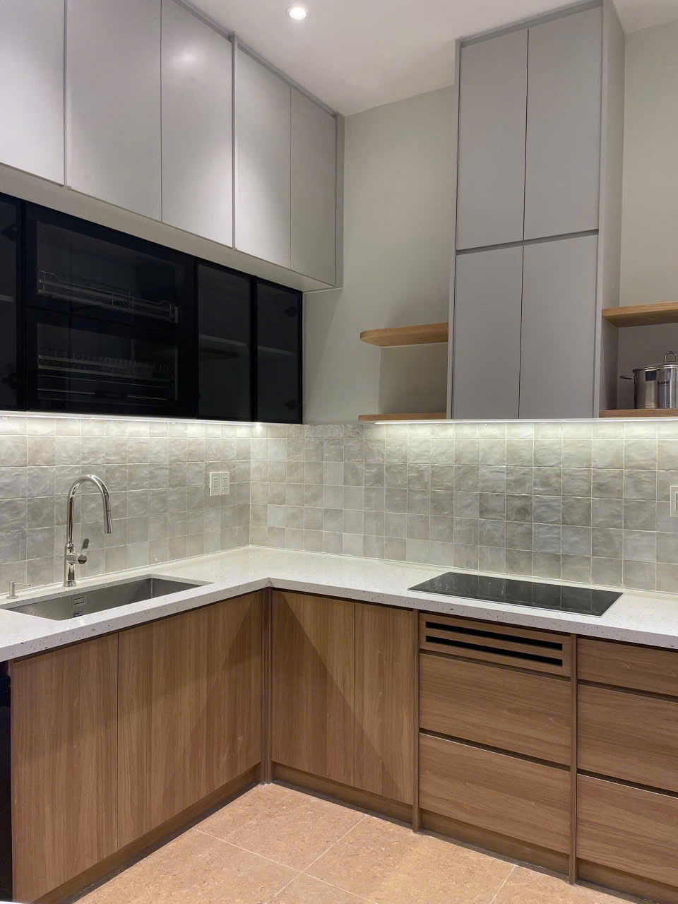 Tủ bếp gỗ đẹp có đảo bếp hiện đại và tiện ích