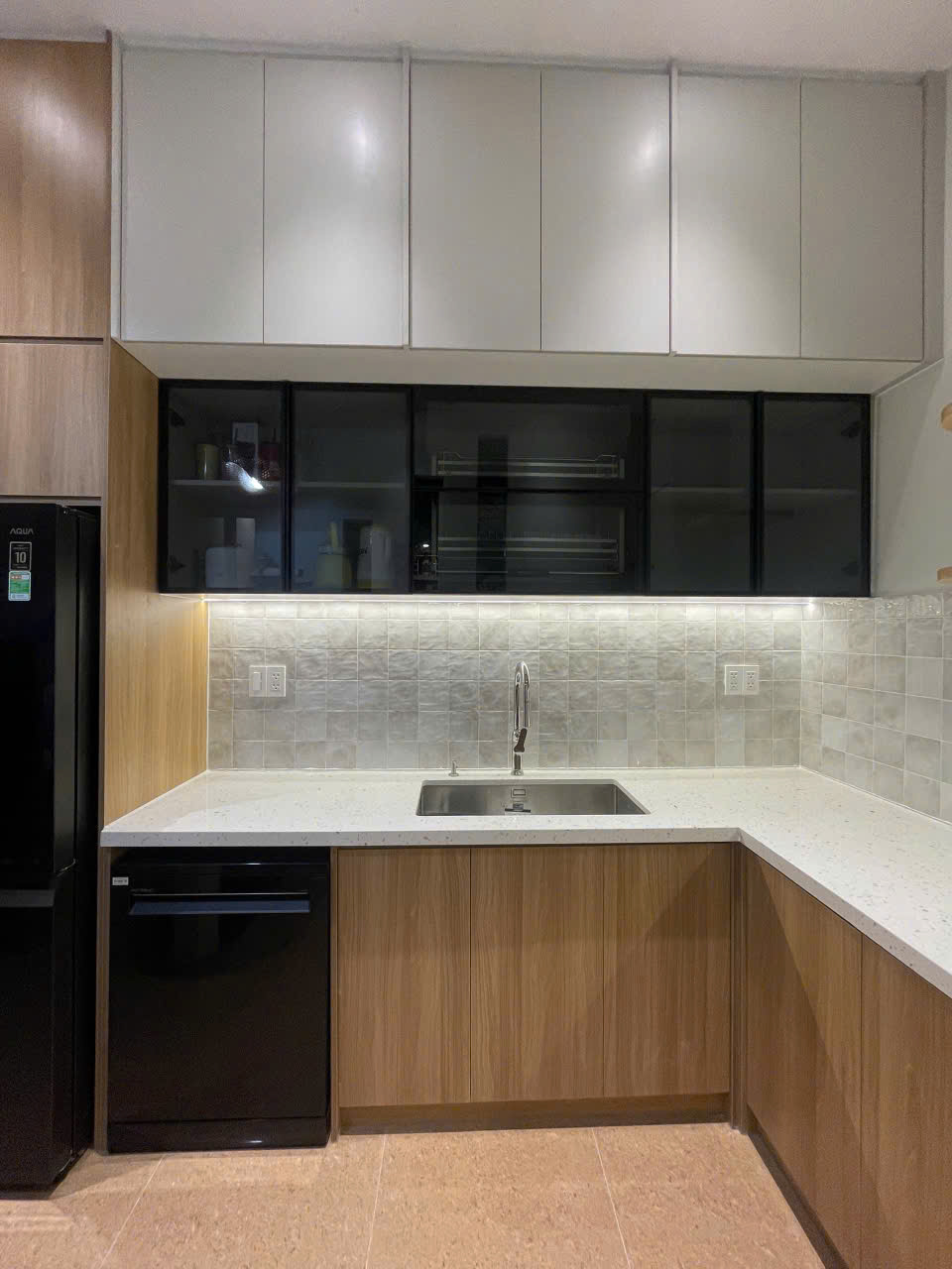 Mẫu tủ bếp gỗ đẹp 2025 phong cách hiện đại tối giản